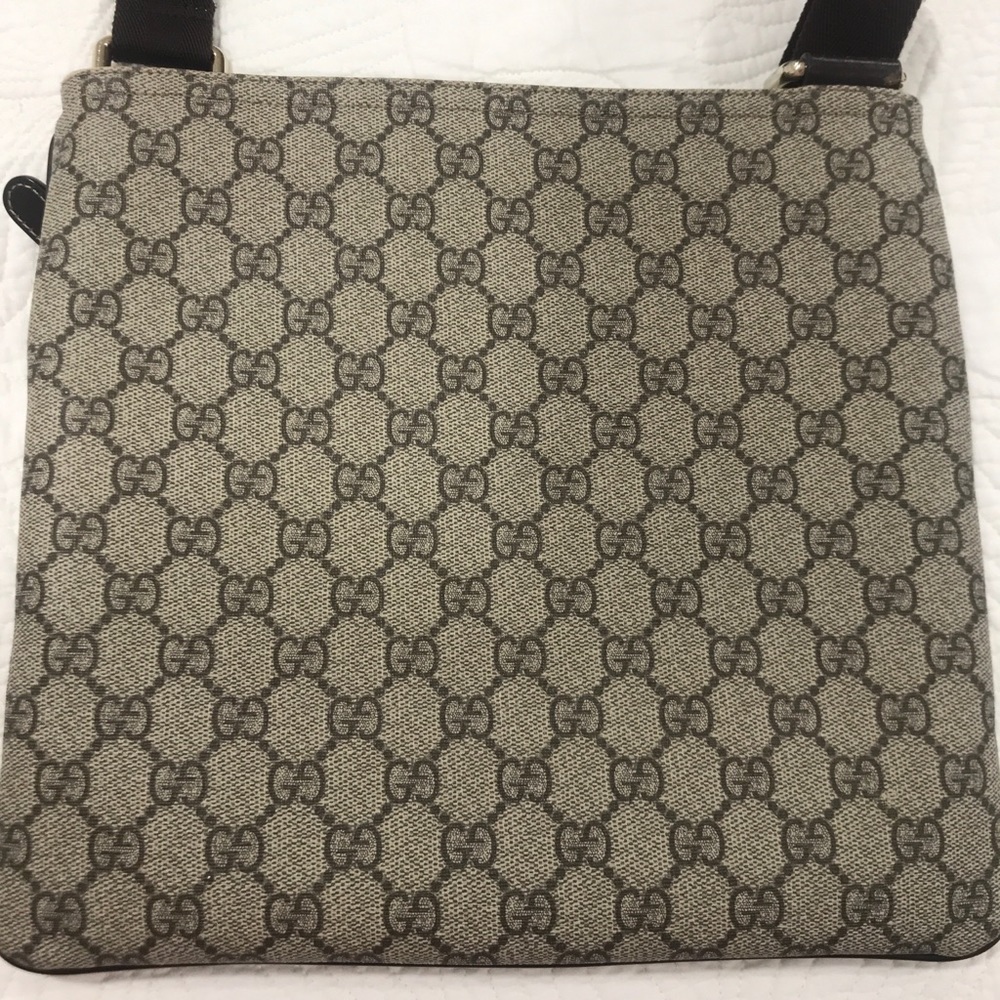 Gucci Messenger bag! - Picture 2 of 7